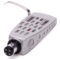 Eine silberne Plattenspieler-Kopfschale mit sichtbarem SME-Stil-Stecker, Gehäuseschlitzen und Montageschraubenlöchern zum Anbringen eines Tonabnehmers.